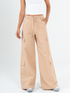 Ref: 069910 Pantalón palazzo cargo liviano, tono caqui, silueta amplia, tiro alto