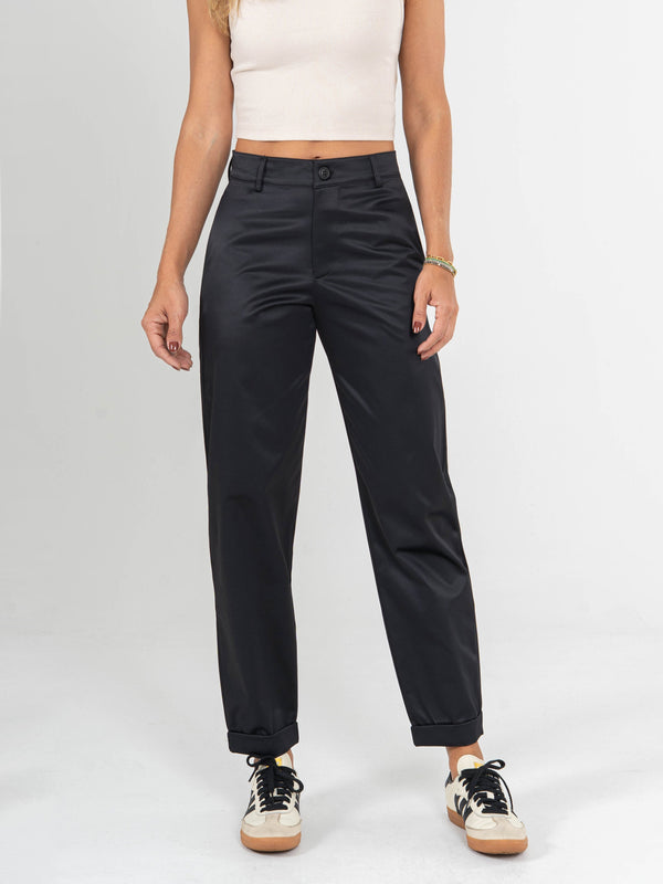 Ref: 0620024 Pantalón slouchy, sin prenses, tejido plano liviano, tiro alto, tono negro.