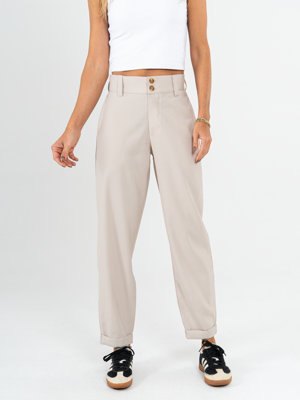 Ref: 0620072 Pantalón slouchy, sin prense, tejido plano liviano, tiro alto, tono arena oscuro.