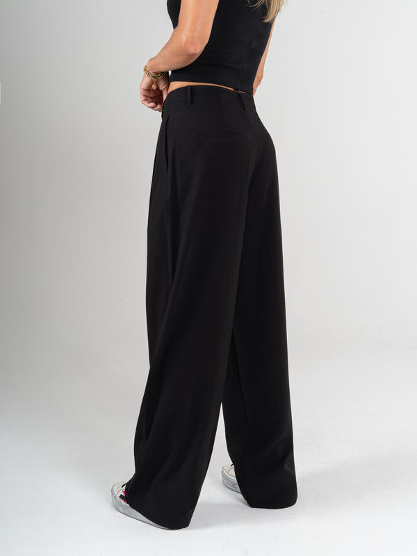 Ref: 0620113 Pantalón wide leg, tejido plano liviano, tiro alto, ajustador en bota, tono negro