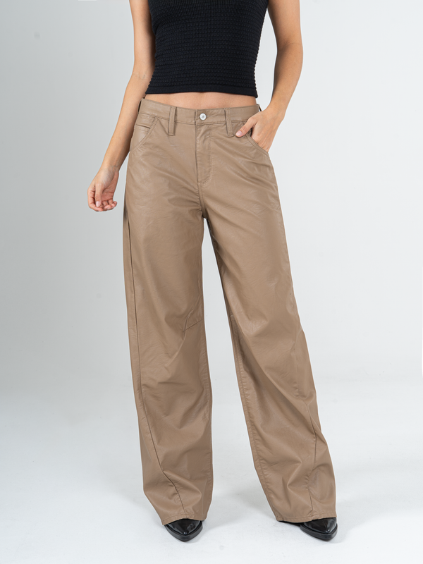 Ref: 0620132 Pantalón wide leg, rígido, tiro alto, cortes en costado, efecto cuero, tono camel