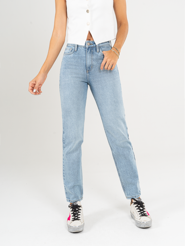 Ref: 066016 Jean Mom fit, rígido, tiro alto, tono azul claro.
