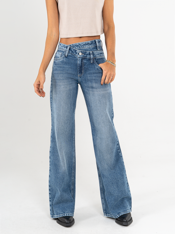 Ref: 065557 Jean Mom Flare, rígido, tiro alto, tono azul medio, detalle en pretina.