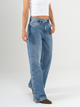 Ref: 065641 Jean mom Flare, rígido, tiro alto, detalle en pretina, tono azul medio