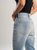 Ref: 065711 Jean Mom fit, slim cropped, rígido, tiro alto, corte en costado, tono azul medio claro