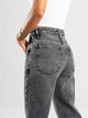 Ref: 065786 Jean mom flare, rígido, tiro alto, tono gris medio, detalle en pretina