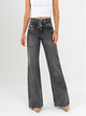 Ref: 065786 Jean mom flare, rígido, tiro alto, tono gris medio, detalle en pretina