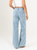 Ref: 065799 Jean mom Flare, rígido, tiro medio, detalle en pretina, tono azul medio