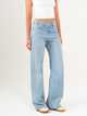 Ref: 065799 Jean mom Flare, rígido, tiro medio, detalle en pretina, tono azul medio