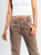 Ref: 065807 Pantalón mom flare, tiro alto, stretch, tono café, detalle en pretina