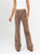 Ref: 065807 Pantalón mom flare, tiro alto, stretch, tono café, detalle en pretina