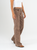 Ref: 065807 Pantalón mom flare, tiro alto, stretch, tono café, detalle en pretina