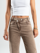 Ref: 065844 Pantalón mom Flare, stretch, tiro alto, detalle en pretina, tono cafe
