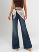 Ref: 065851 Jean mom Flare, rígido, tiro medio, con detalle de pañuelo tejido, tono azul oscuro