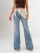 Ref: 065852 Jean mom Flare, rígido, tiro medio, con detalle de pañuelo tejido, tono azul medio