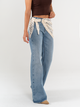 Ref: 065852 Jean mom Flare, rígido, tiro medio, con detalle de pañuelo tejido, tono azul medio