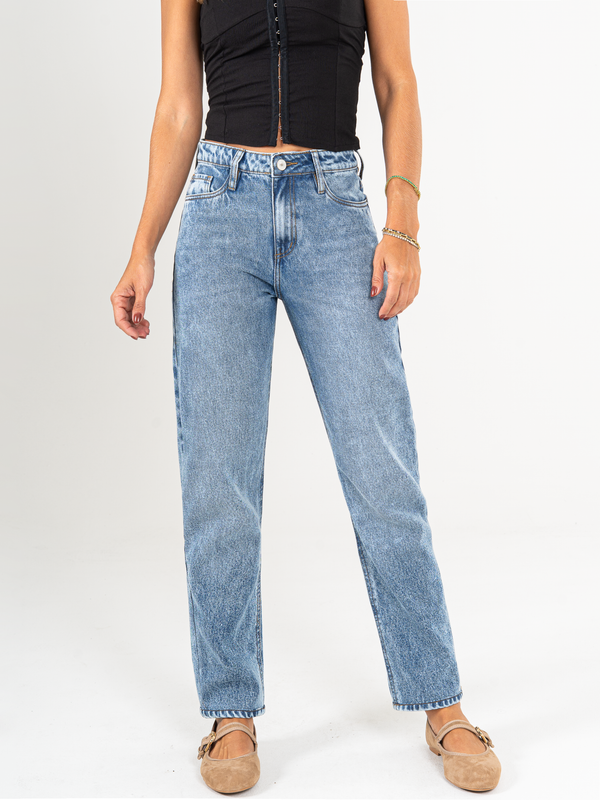 Ref: 065921 Jean Mom fit, rígido, tiro alto, tono azul medio.