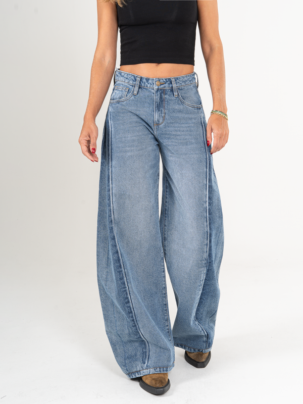 Ref: 066000 Jean wide leg, tiro medio, corte en costado, detalle de tela con lavado combinado, rígido, tono azul medio