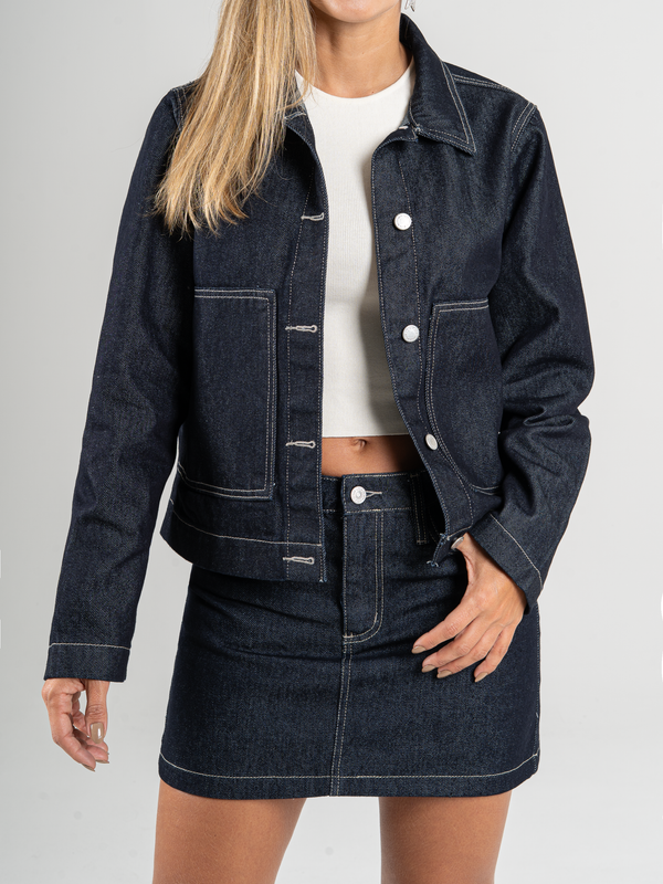 Ref: 066005 Chaqueta en denim rígido, bolsillos delanteros, tono azul oscuro.