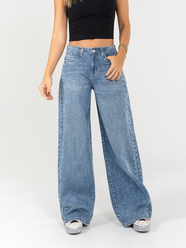 Ref: 066008 Jean wide leg, tiro medio, con detalle en pretina, rígido, tono azul medio.
