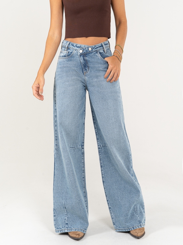 Ref: 066010 Jean wide leg, tiro alto, con detalle en pretina, rígido, tono azul medio.