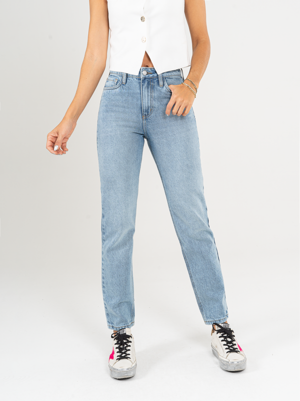 Ref: 066075 Jean Mom fit, rígido, tiro alto, tono azul medio.