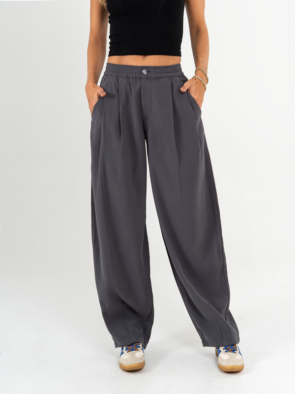 Ref: 069597 Pantalón wide leg, tejido plano liviano, tiro medio, con prenses, tono gris oscuro
