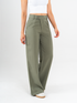 Ref: 069630 Pantalón mom flare, tejido plano liviano, tiro alto, detalle delantero, tono verde