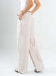 Ref: 069639 Pantalón mom flare, prenses, tejido plano liviano, tiro alto, con resorte en pretina, tono arena