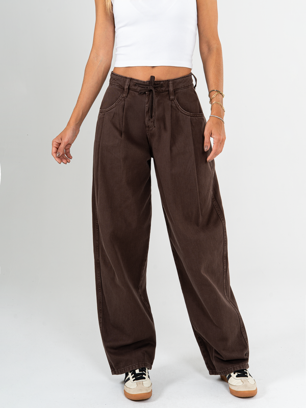 Ref: 069653 Pantalón wide leg, rígido, tiro medio, diseño cinco bolsillos, tono cafe.