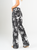 Ref: 069720 Pantalón straight leg, rígido, tiro alto, estampado, tono negro