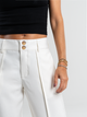 Ref: 069824 Pantalón palazzo, detalle delantero, tejido plano liviano, tiro alto, tono ivory