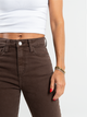 Ref: 069850 Pantalón mom fit stretch, tiro alto, tono café