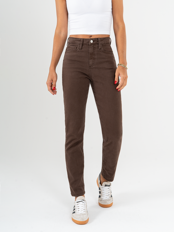 Ref: 069850 Pantalón mom fit stretch, tiro alto, tono café.