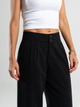 Ref: 069874 Pantalón mom flare, tejido plano liviano, prenses, tiro alto, detalle en pretina, tono negro