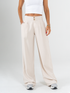 Ref: 069875 Pantalón mom flare, tejido plano liviano, prenses, tiro alto, detalle en pretina, tono arena