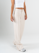 Ref: 069875 Pantalón mom flare, tejido plano liviano, prenses, tiro alto, detalle en pretina, tono arena