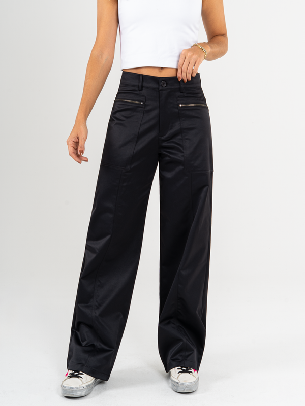 Ref: 069979 Pantalón mom flare, tejido plano liviano, detalle cierres, tono negro