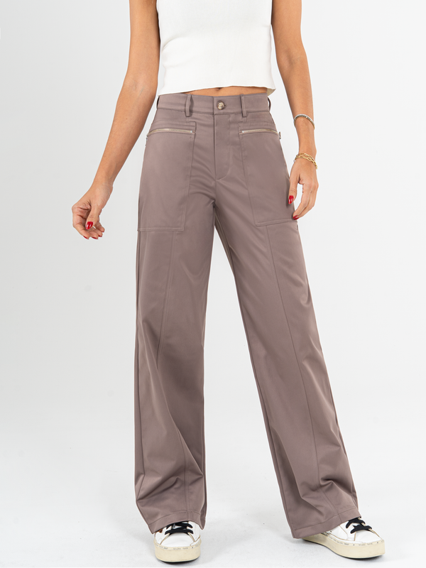 Ref: 069980 Pantalón mom flare, tejido plano liviano, detalle cierres, tono moca