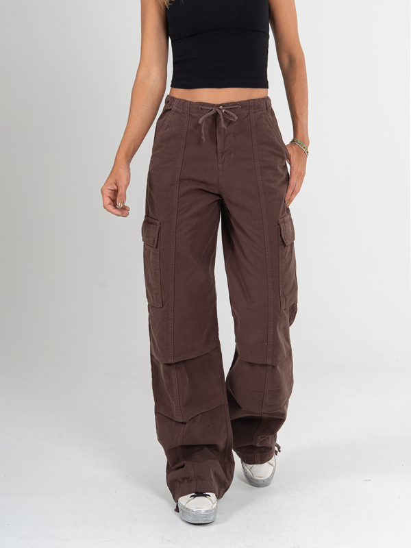 Ref: 069988 Pantalón Cargo, rígido, tiro alto, bolsillos laterales, tono cafe