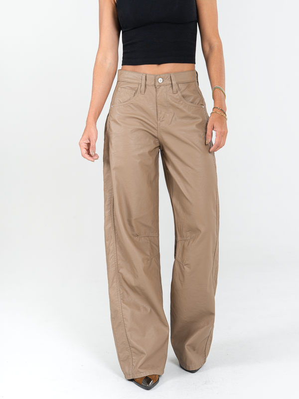 Ref: 0620129 Pantalón wide leg, rígido, tiro alto, cortes en costado, efecto cuero, tono camel