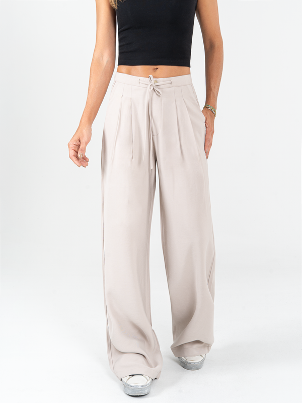 Ref: 0620111 Pantalón mom flare, prenses, tejido plano liviano, pretina resortada, tiro alto, tono arena