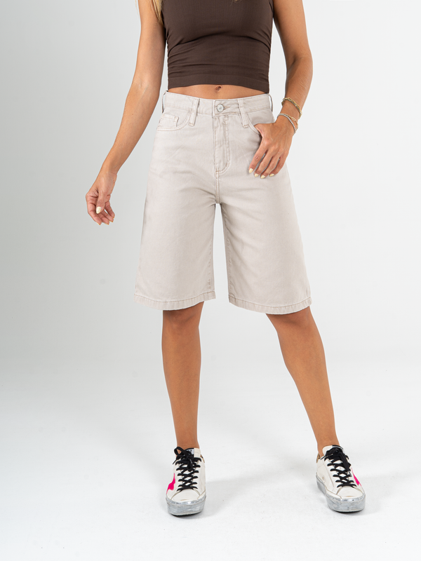 Ref: 069746 Bermuda dril rígido, tiro alto, tono caqui, silueta amplia.