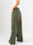 Ref: 069911 Pantalón palazzo cargo liviano, tono verde, silueta amplia, tiro alto