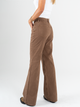 Ref: 069844 Pantalón mom flare, rígido, tiro alto, tono moca, detalle en pretina