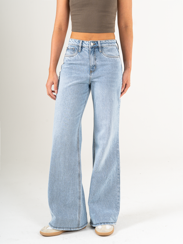 Ref: 065987 Jean Mom Flare, rígido, tiro alto, tono azul medio.