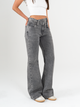 Ref: 065808 Jean mom flare, stretch, tiro alto, tono gris medio, detalle en pretina