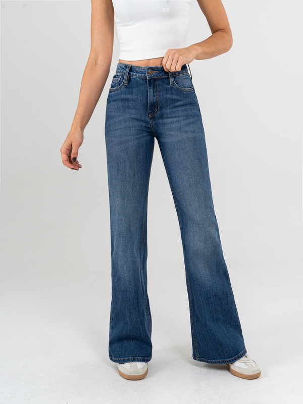 Ref: 065475 Jean flare stretch, bota ancha, tiro alto, tono azul medio oscuro.