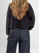 Ref: 0610389 Chaqueta cropped, tono negro, bolsillos con taches y broches delanteros