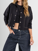 Ref: 0610389 Chaqueta cropped, tono negro, bolsillos con taches y broches delanteros